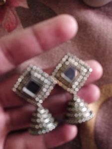 A Pair Of Elegant Mirror Jumka Set