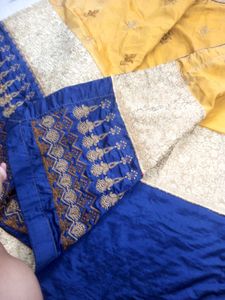 Royal Elegance Embroidered Sari 🥻
