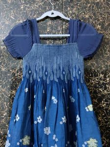 Girl&#39;s Dress with Leggings