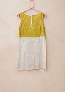 W Sleeveless Colorblock Kurta – Size 10