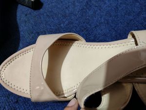 sale till 5AM NUDE HEELS