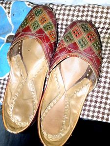 Embroidered Leather Juttis