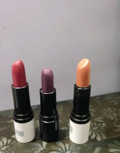 3 Lipsticks 1 Lipgloss +1 Eyeliner