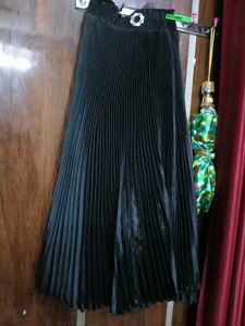 Women Satin Centrestage Pleated Skirt 🖤