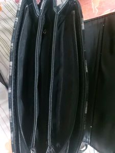 Women&#39;s handbag with sling