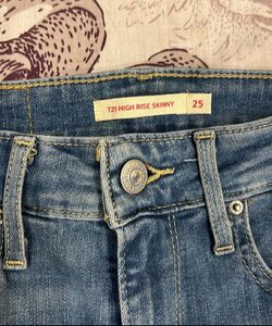 Levis High Rise Skinny Jeans(25)
