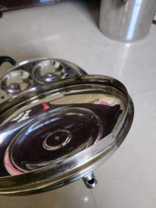 Idli Maker,Slight Bend In Lid Bt Still Usable
