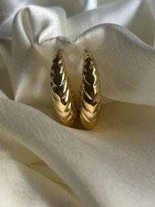 Flat croissant earrings (gold finish)