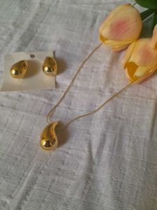 Gold Tone Teardrop Jewelry Set