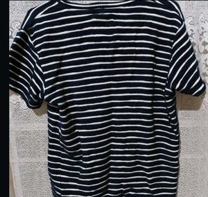 STRIPED TSHIRT CAN BE WORN BY BOTH MEN AND WOMEN