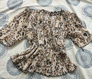 Cute leopard print top.