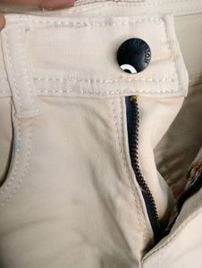 A CASUAL CREAM JEANS.