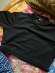 Black Mock Neck Crop Top🖤