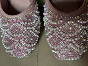 Women Embellished Juttis