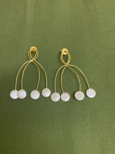 ELEGANT WHITE AND GOLD EARRINGS