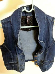 Women&#39;s Sleeveless Denim Jacket