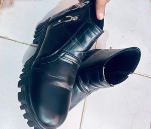 Black boots 🥾 1 time used only good condition