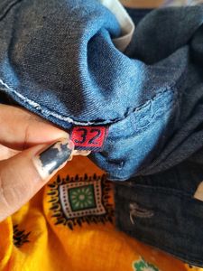 I am selling a straight leg jeans, blue, of 32inch