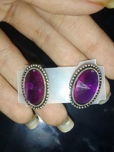 2 earings with a free mini golden clip