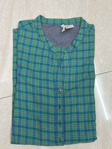 Levi’sPlaid Button-Down Top