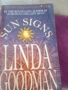 Astrology Book ( Sun Signs Linda Goodman)