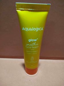 Aqualogica Glow+ Smoothie Facewash