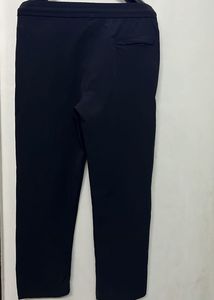 SKECHERS BLACK SOLID TRACK PANTS WITH 3 ZIP POCKET
