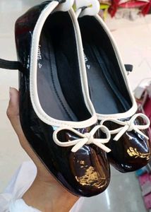 Unigon Black Patent Flats