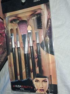 Huda Beauty Eyeshadow Palette And Makeup Brush