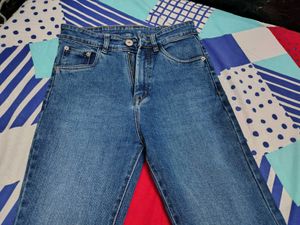 Bootcut dark blue jean