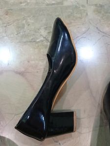 black pumps (2 inches)