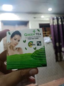 Green Tea 2 In 1 Compact Powder (HUDA BEAUTY)