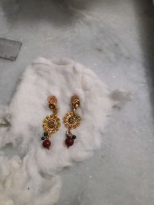 golden and red earrings with mang tika