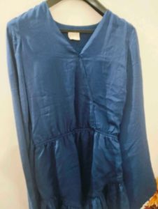 long-sleeved, V-neck, peplum-style top 💙