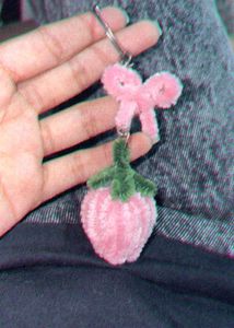 strawberry bow keychain🫶
