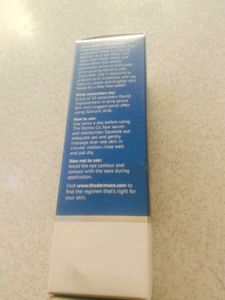 1% Salicylic Acid: Exfoliates dead skin cells, kee