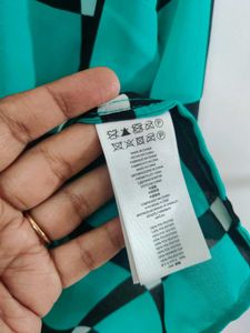 Sleeveless Top Apt For Summers