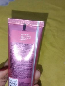 Pond&#39;s Bright Beauty Facewash