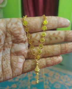 Elegant Gold-Tone Floral Design Necklace