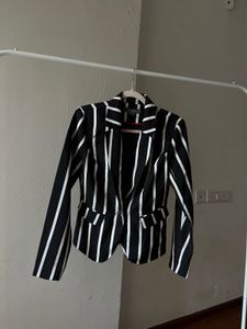 SUZY SHIER  White Stripe Petite Blazer