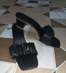 Black Scrunchie pattern Sandal