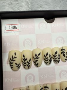 Hand Painted Press On Nails In Round M Shape