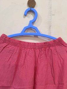 Pink chudidar pant with golden detailing