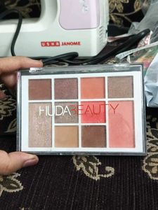 Vanity Box With Eyeshadow Palette