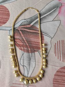 Attractive chain with beads