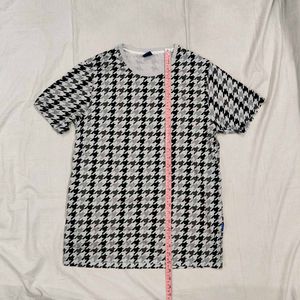Houndstooth Pattern T-Shirt Size L