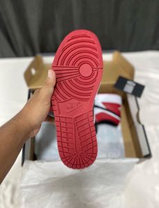 Air Jordan 1 Low Bred Toe