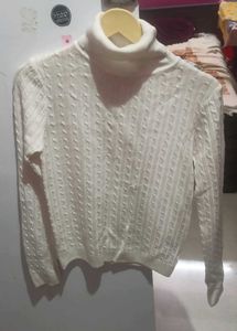 WHITE WOOLLEN TURTLE NECK SWEATER