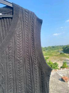 Minimal Black half sweater