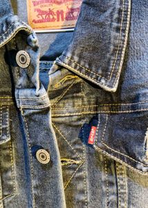Levi&#39;s Denim Jacket - Classic Style